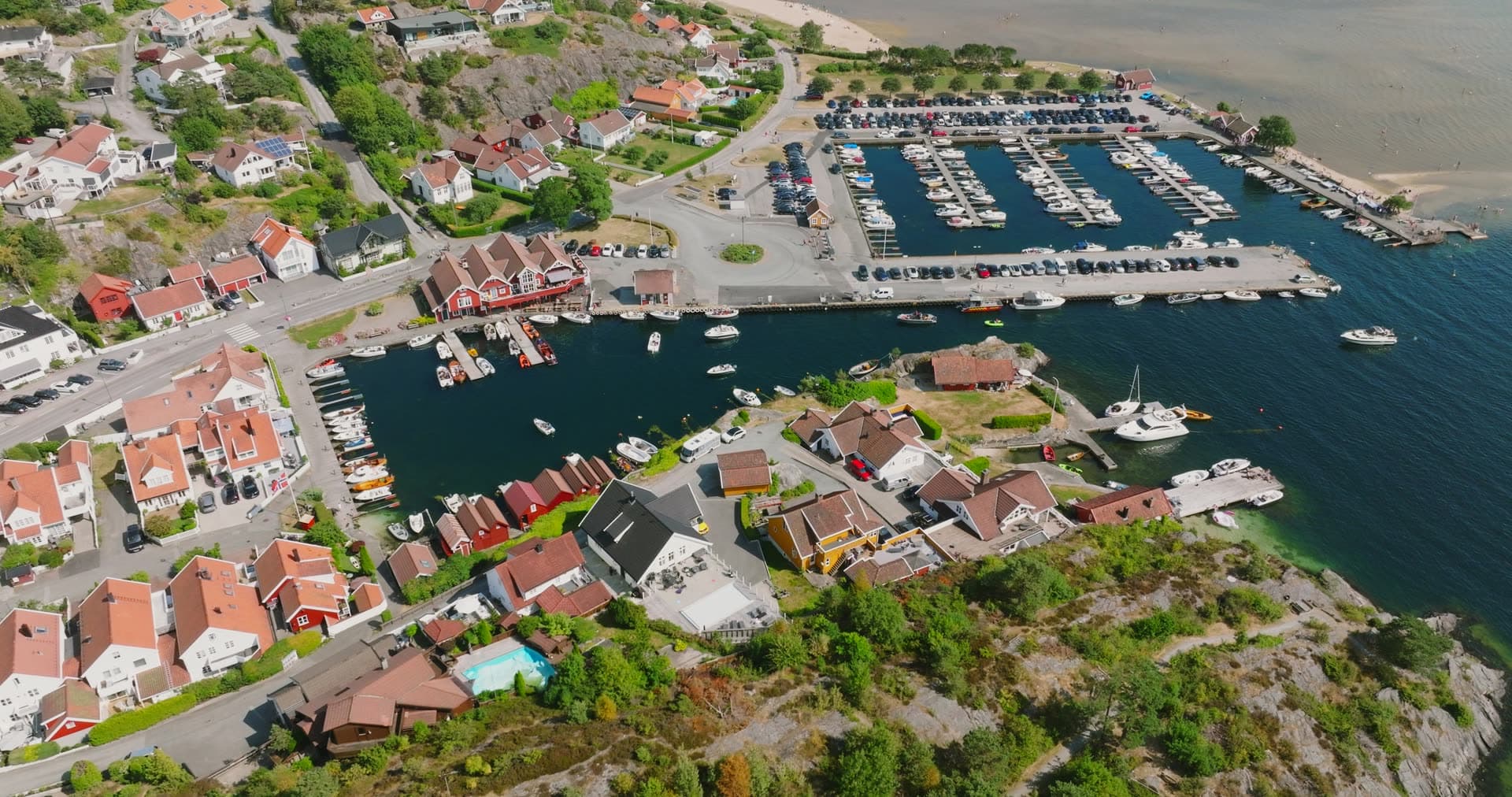 Skagerrak strait region and coastal real estate, Høllen