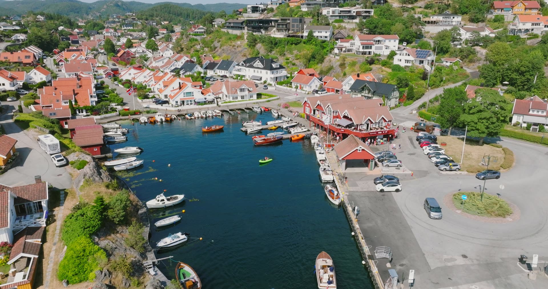 Bird's eye view and deep blue water, Høllen