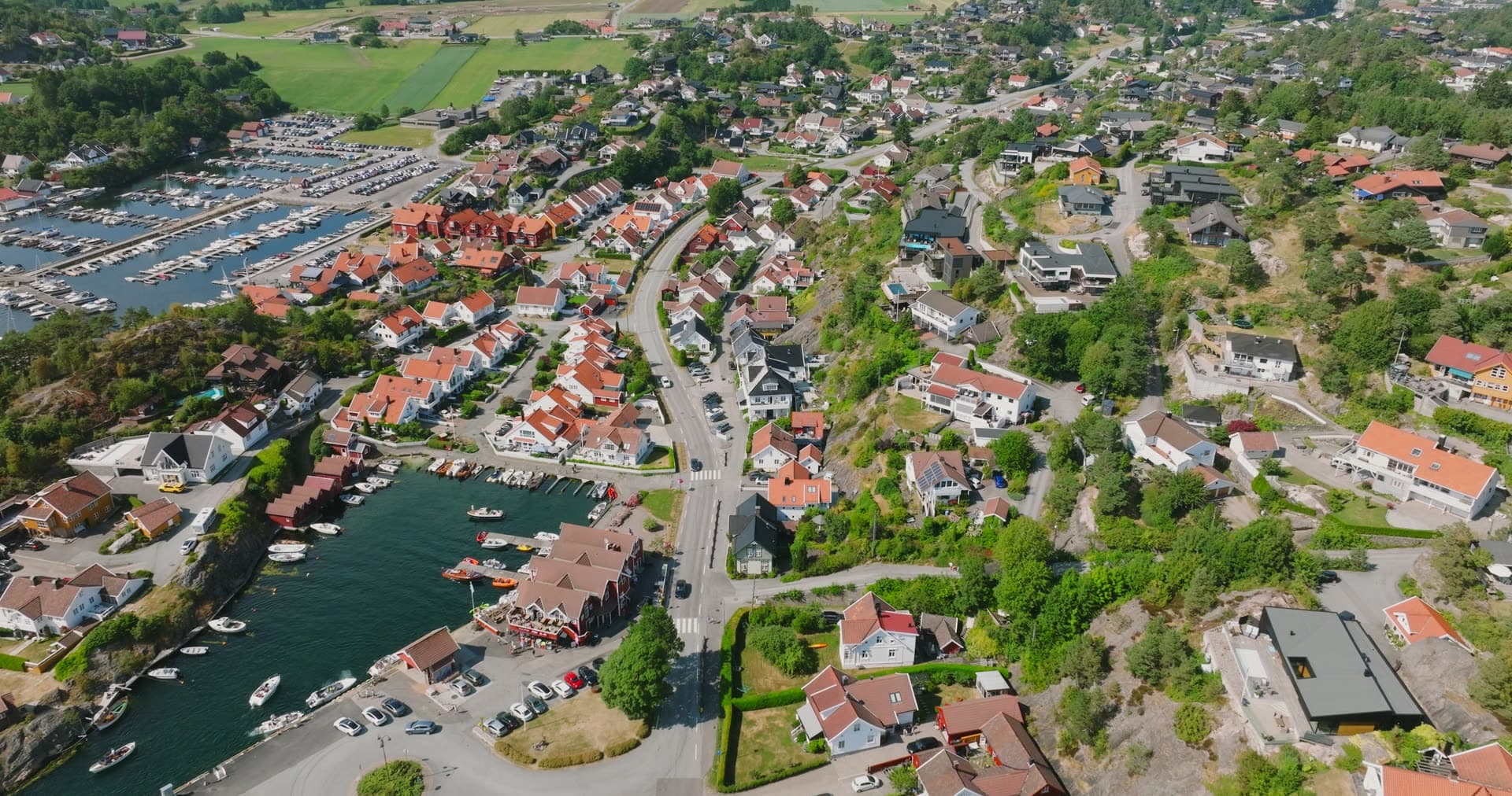 Bird's eye view and red tile roofs, Høllen