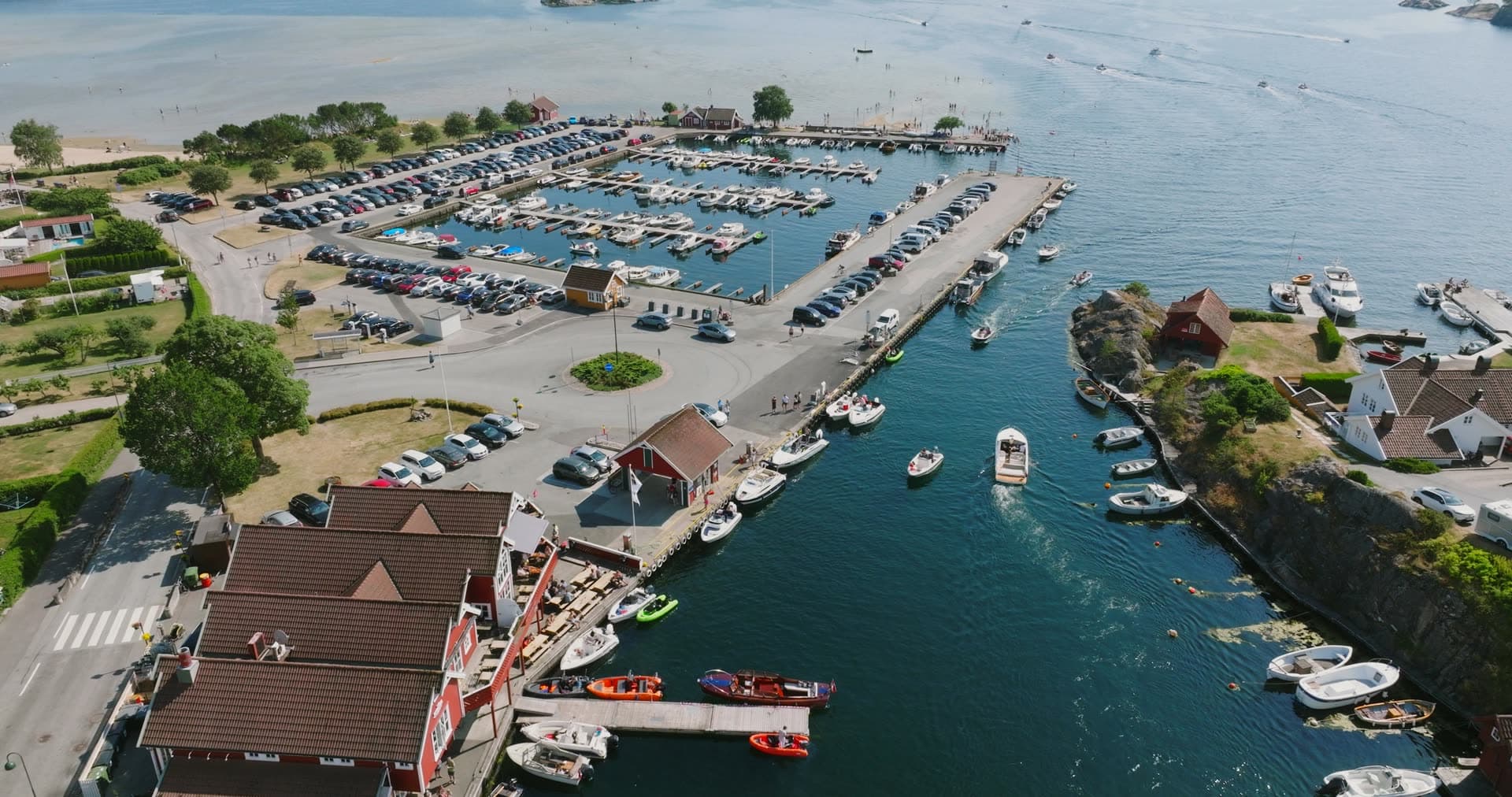 Wide establishing shot and boat harbor, Høllen
