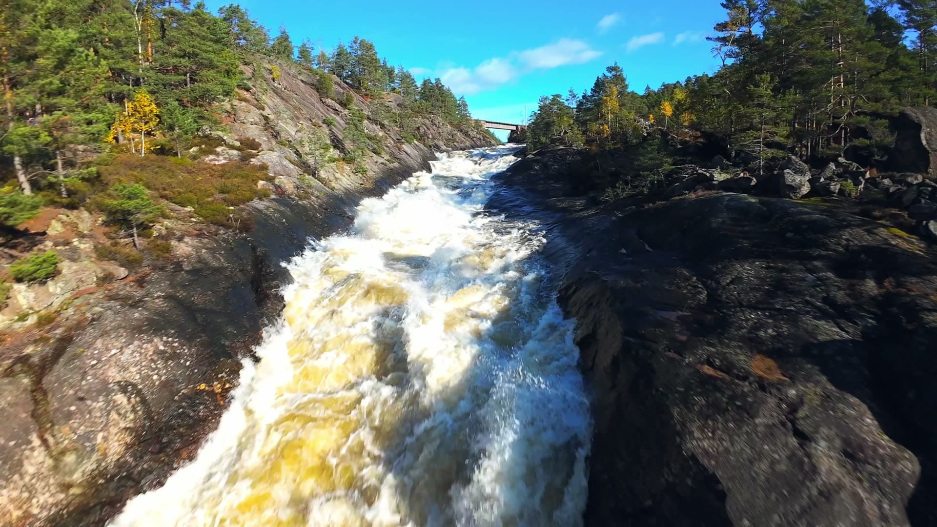 High water level and turbulent water, Herefoss