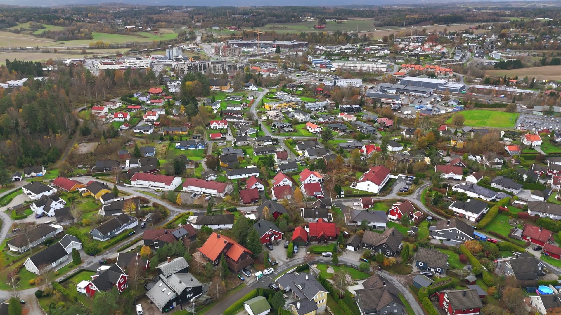Orange tile roofs and bird's eye view, Sole skog
