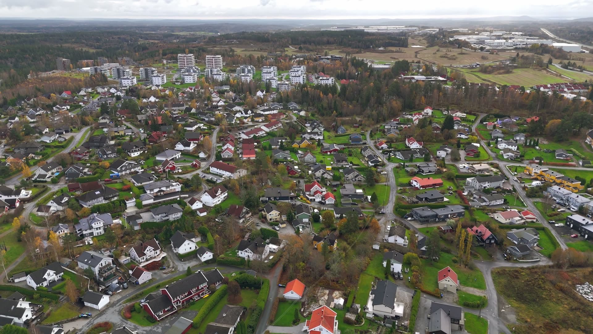 Industrial area in distance and agricultural land visible, Sole skog
