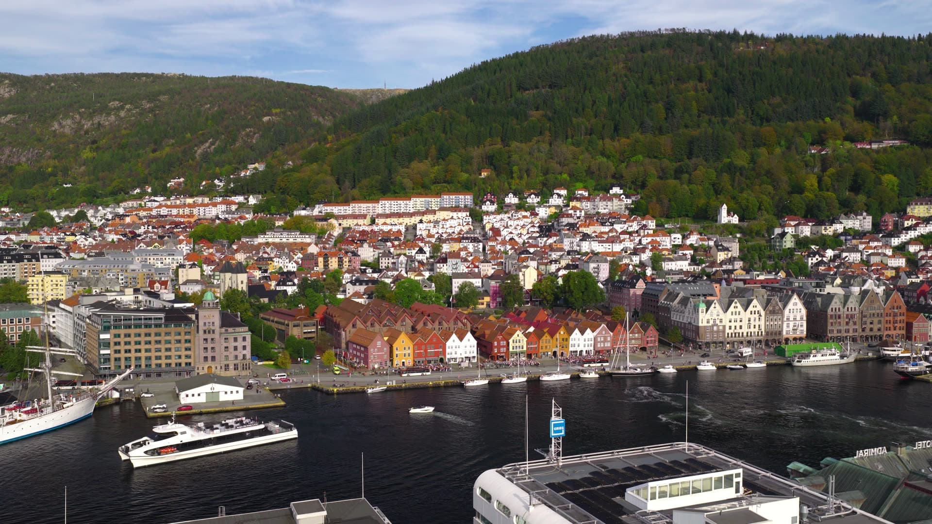 Contrast old and new and spring or summer, Bryggen