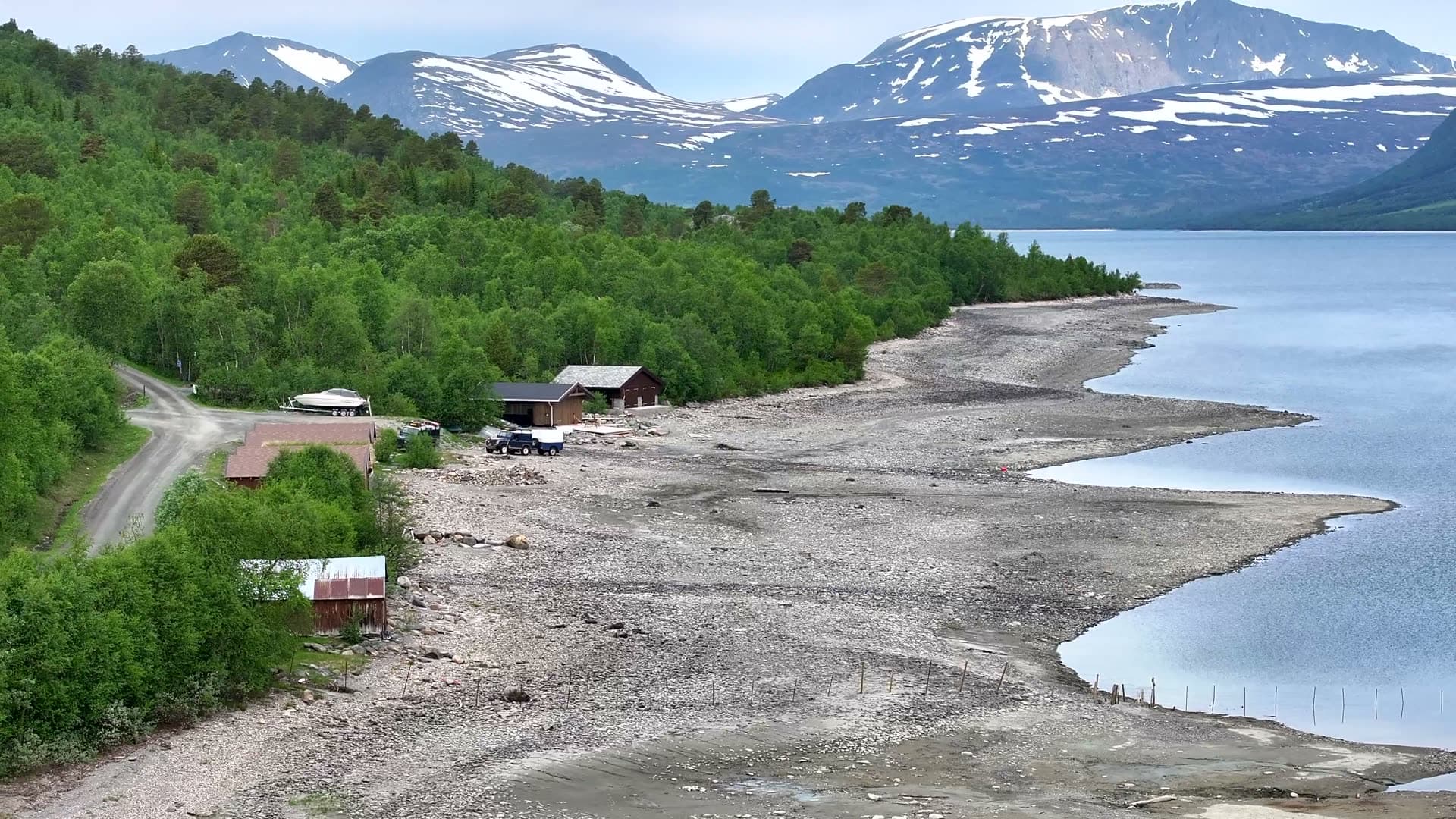 Exposed lakeshore and cabins at Osen, Gjevilvatnet