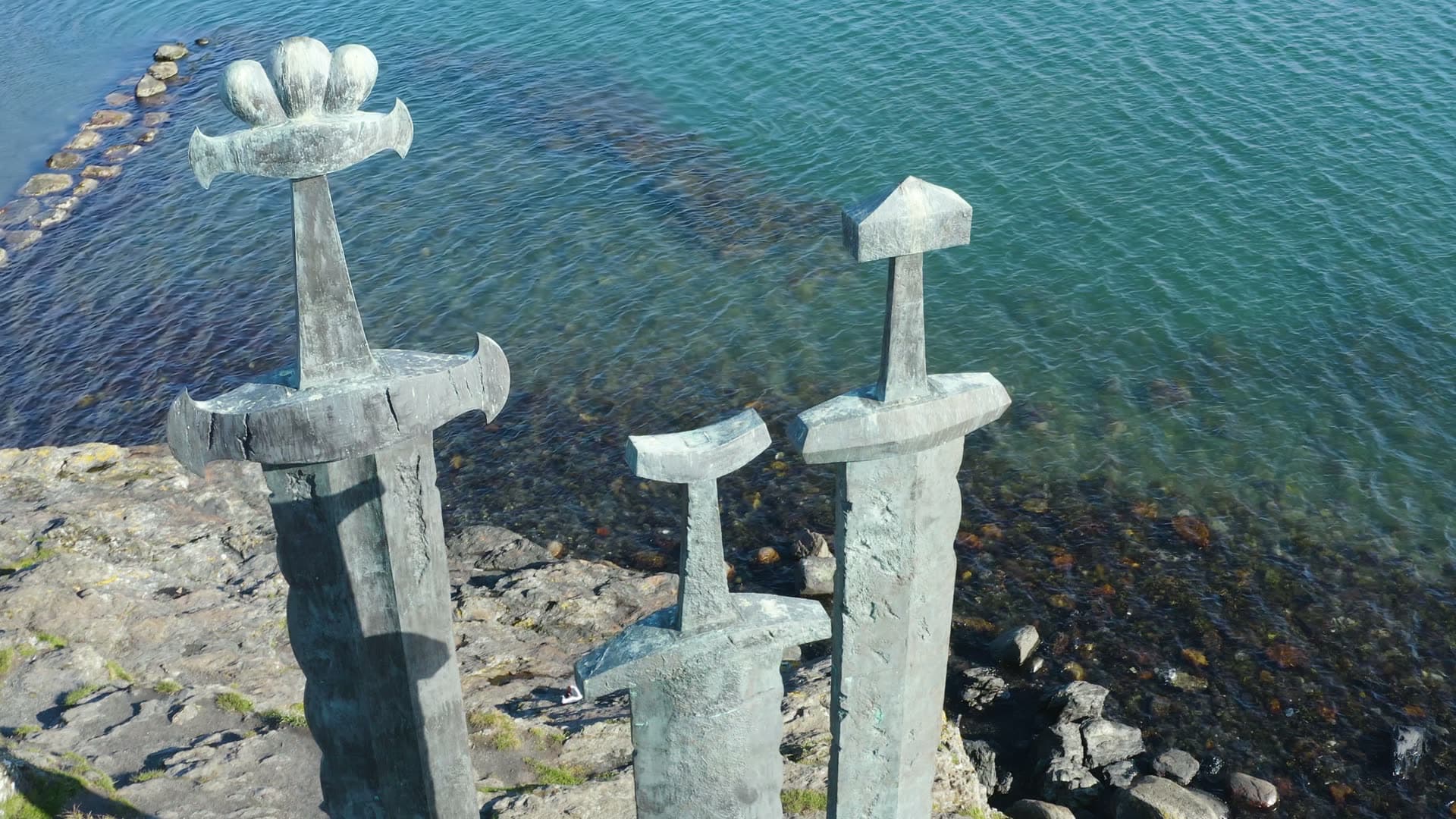 Three Swords in stone overlooking the sea, Sverd i fjell