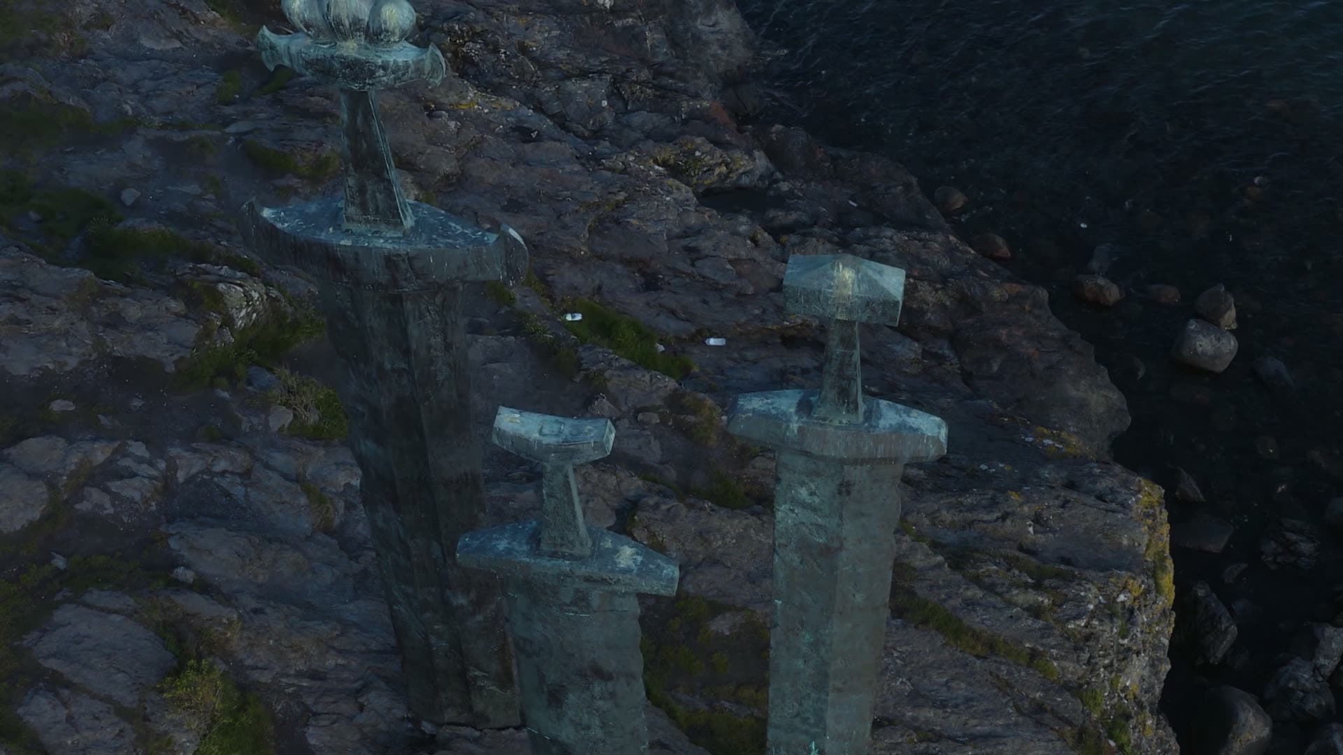 Three Swords in stone on sea cliffs, Sverd i fjell