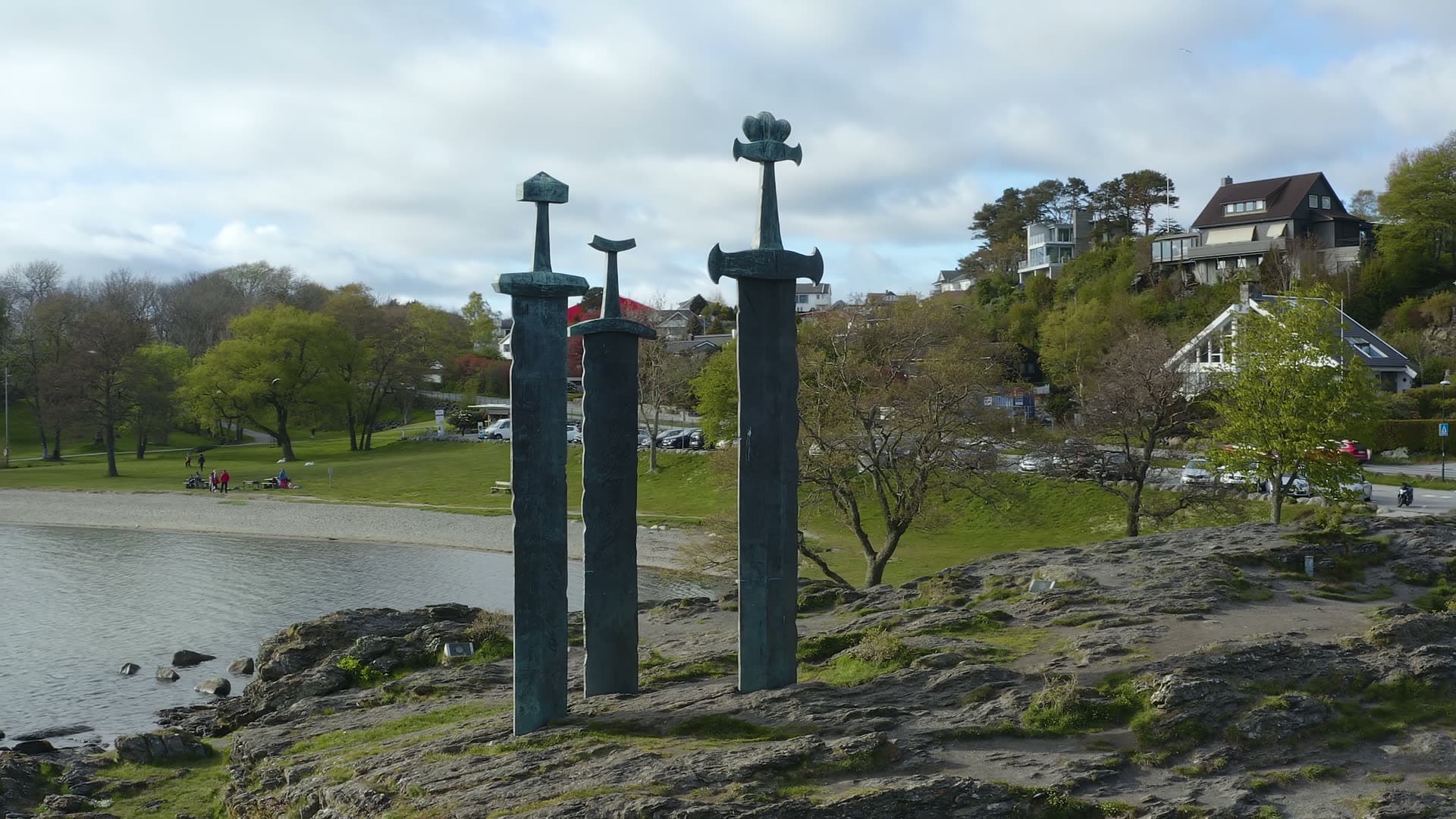 Three Swords in stone waterfront memorial, Sverd i fjell