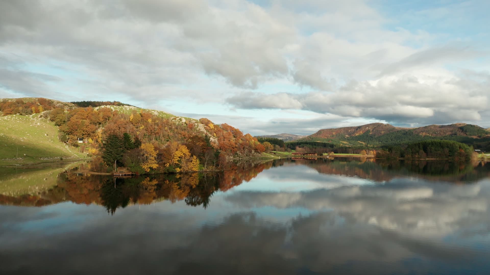 Lake with autumn forest reflections, Bråsteinvatnet
