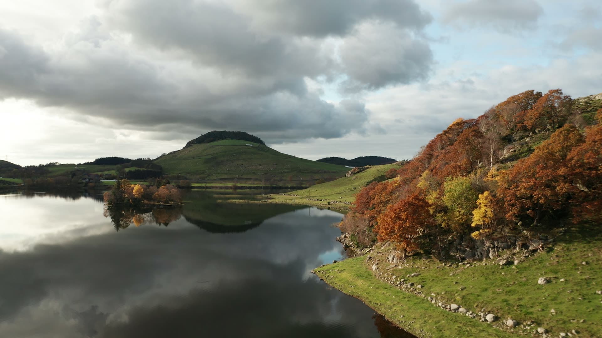 Conical mountain reflected in calm lake, Bråsteinvatnet
