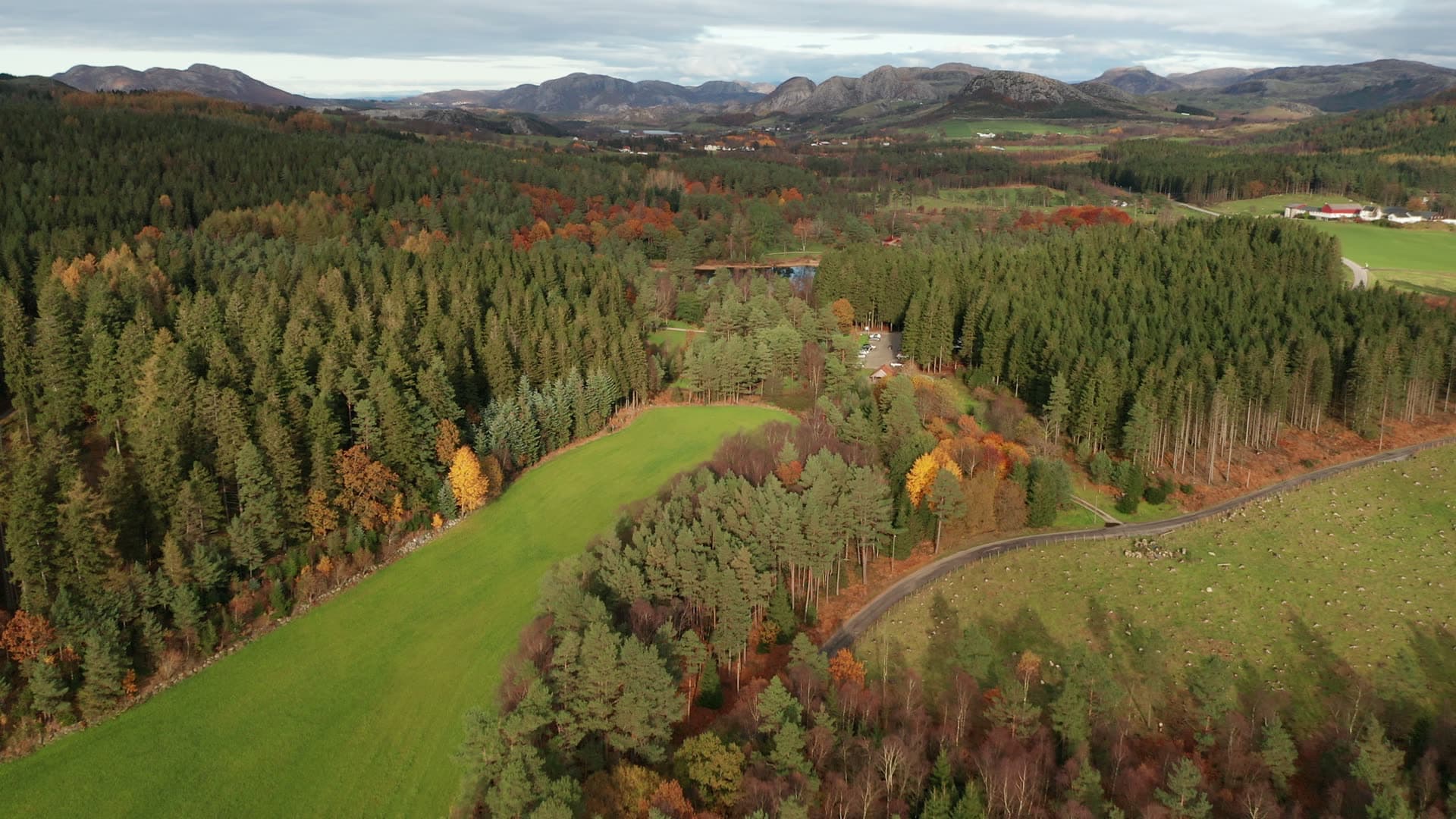 Forested valley with meadows and mountains, Bråsteinvatnet