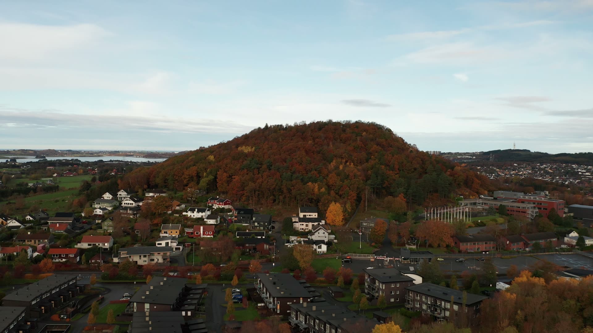 Forested hill with surrounding suburban settlement, Godeset