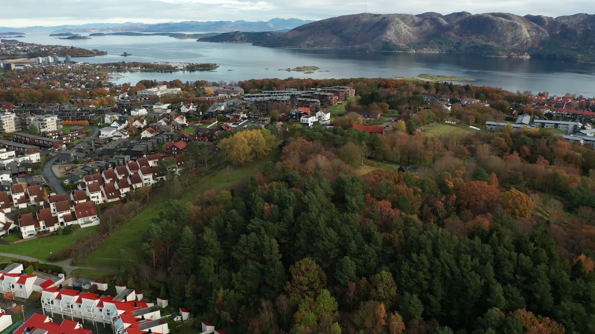 Gausel fritidsgård, Lakeside town with forested hills and mountains, Godeset