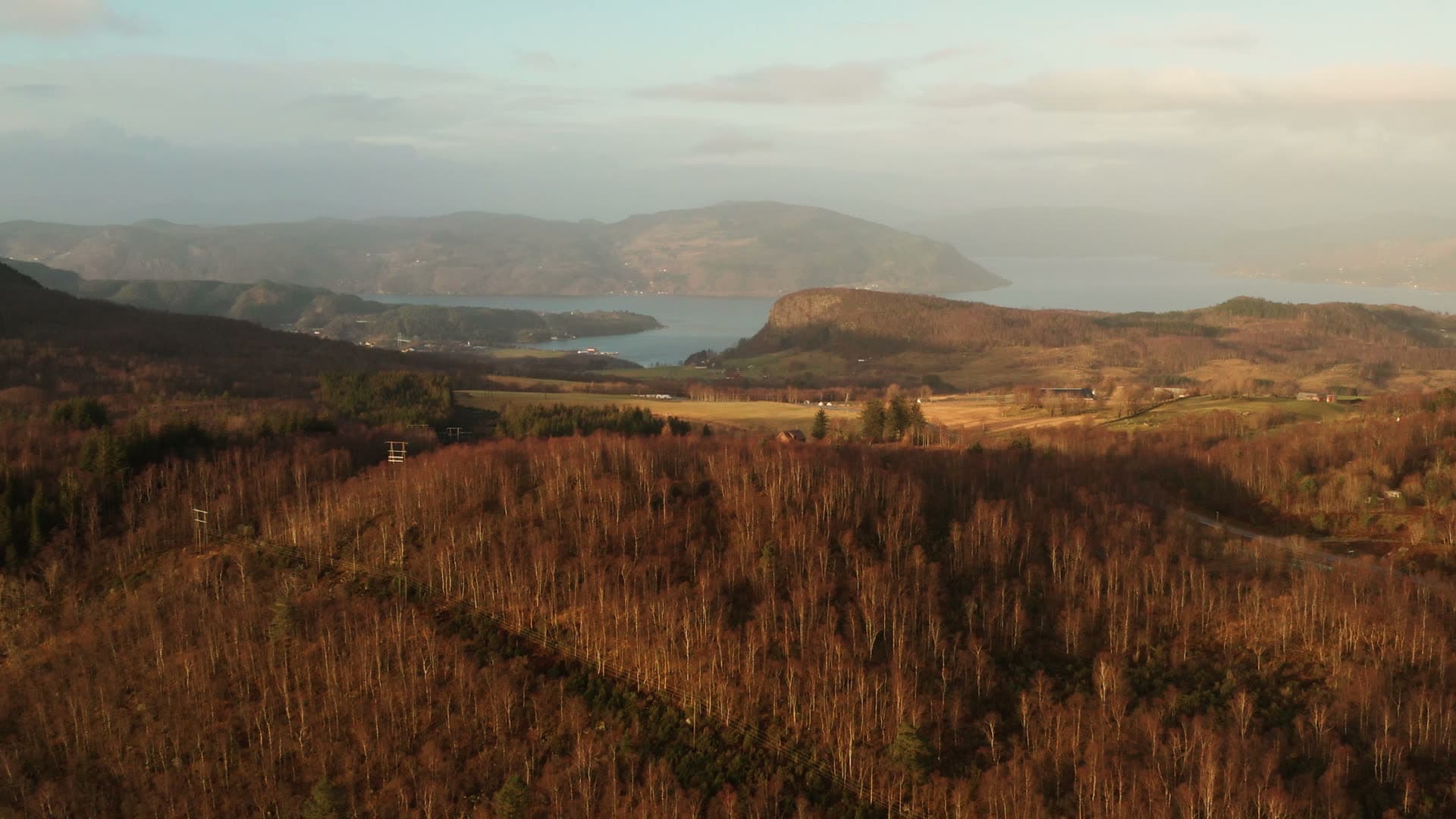 Forested valley with lake and plateau, Hetlandsvatnet