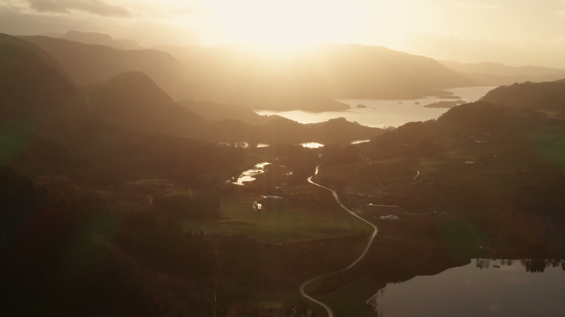 Mountain valley with winding river at sunrise, Hetlandsvatnet