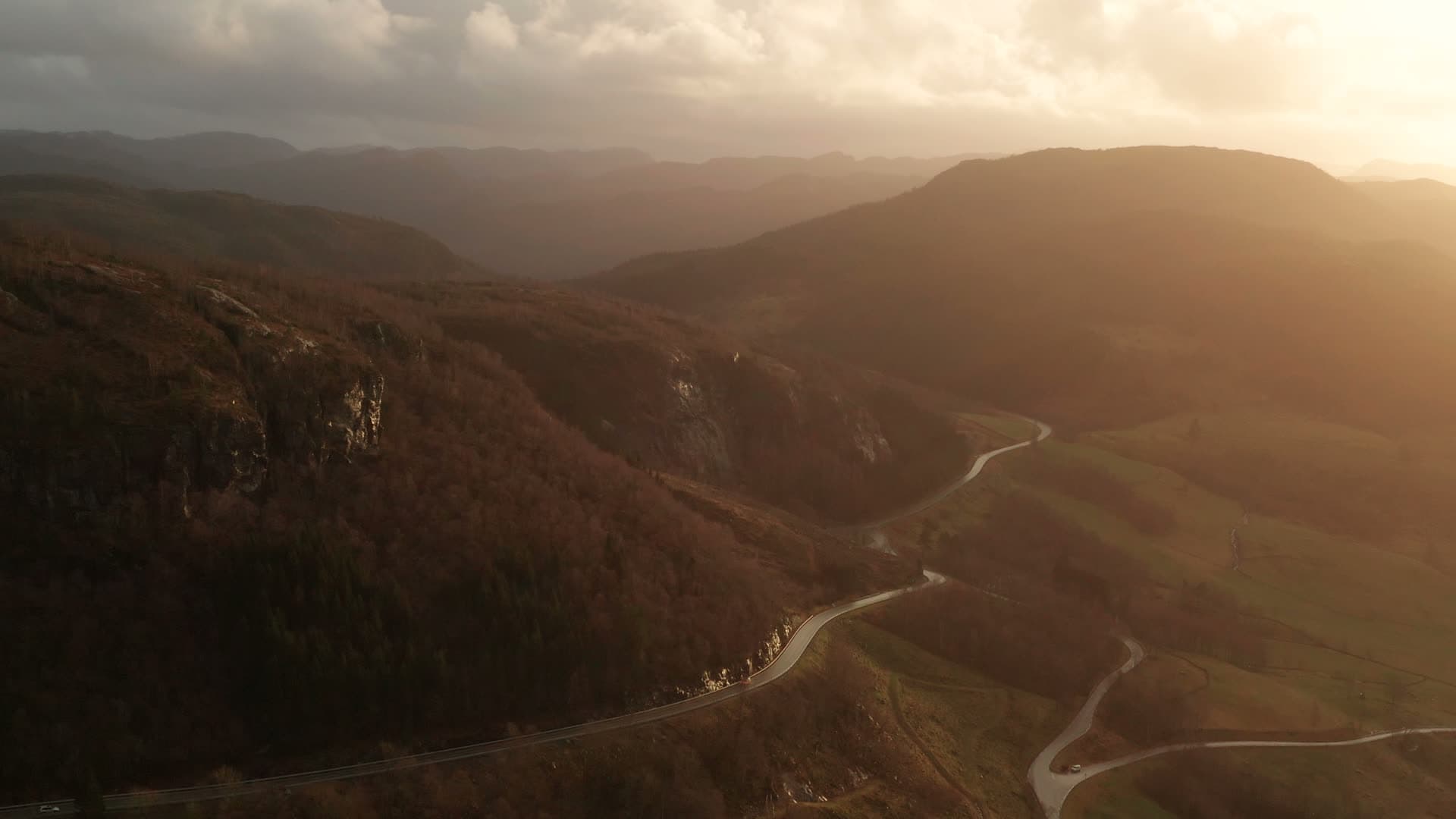 River meanders through forested mountain valley, Hetlandsvatnet