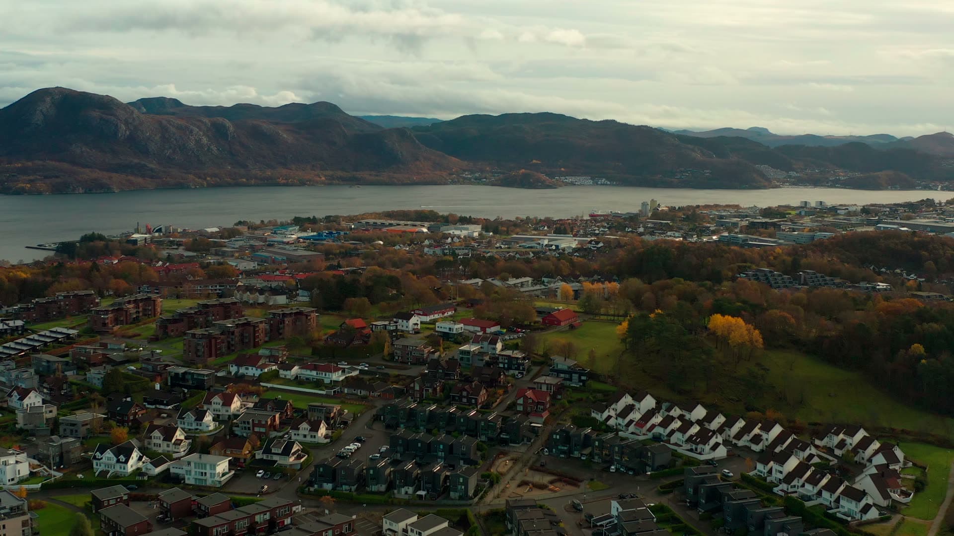 Residential suburbs by mountain lake, Gausel