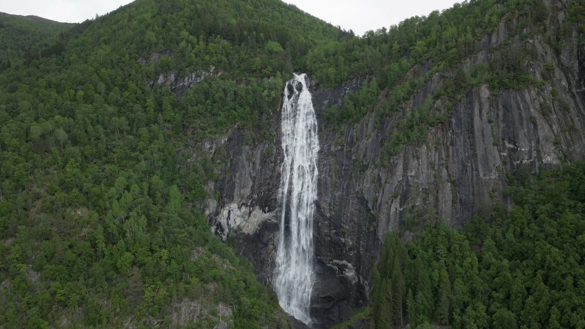 Tall waterfall on columnar basalt cliff, Kvinnafossen