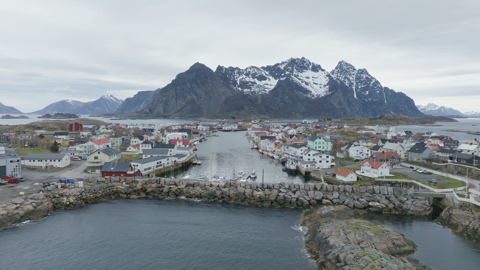 Fishing village with mountain backdrop, Henningsvær