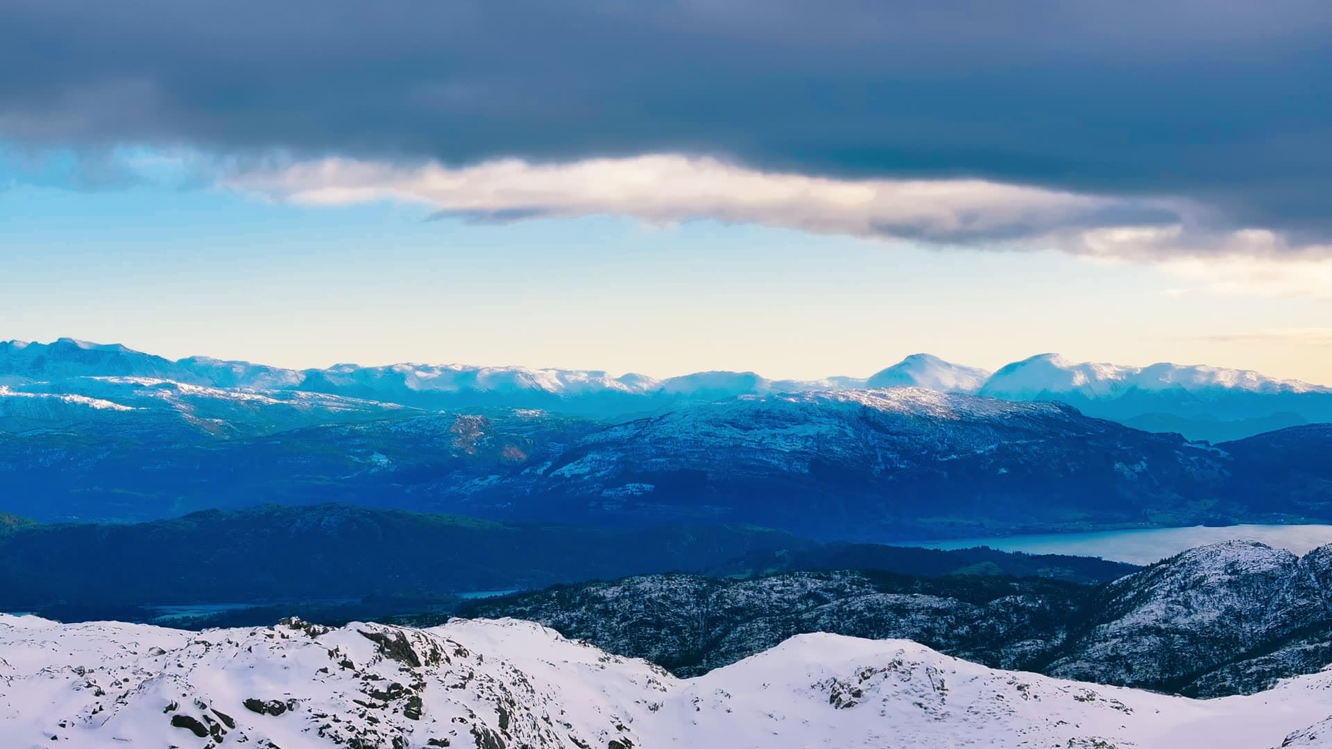 Snow-covered alpine mountain ranges, Bergen