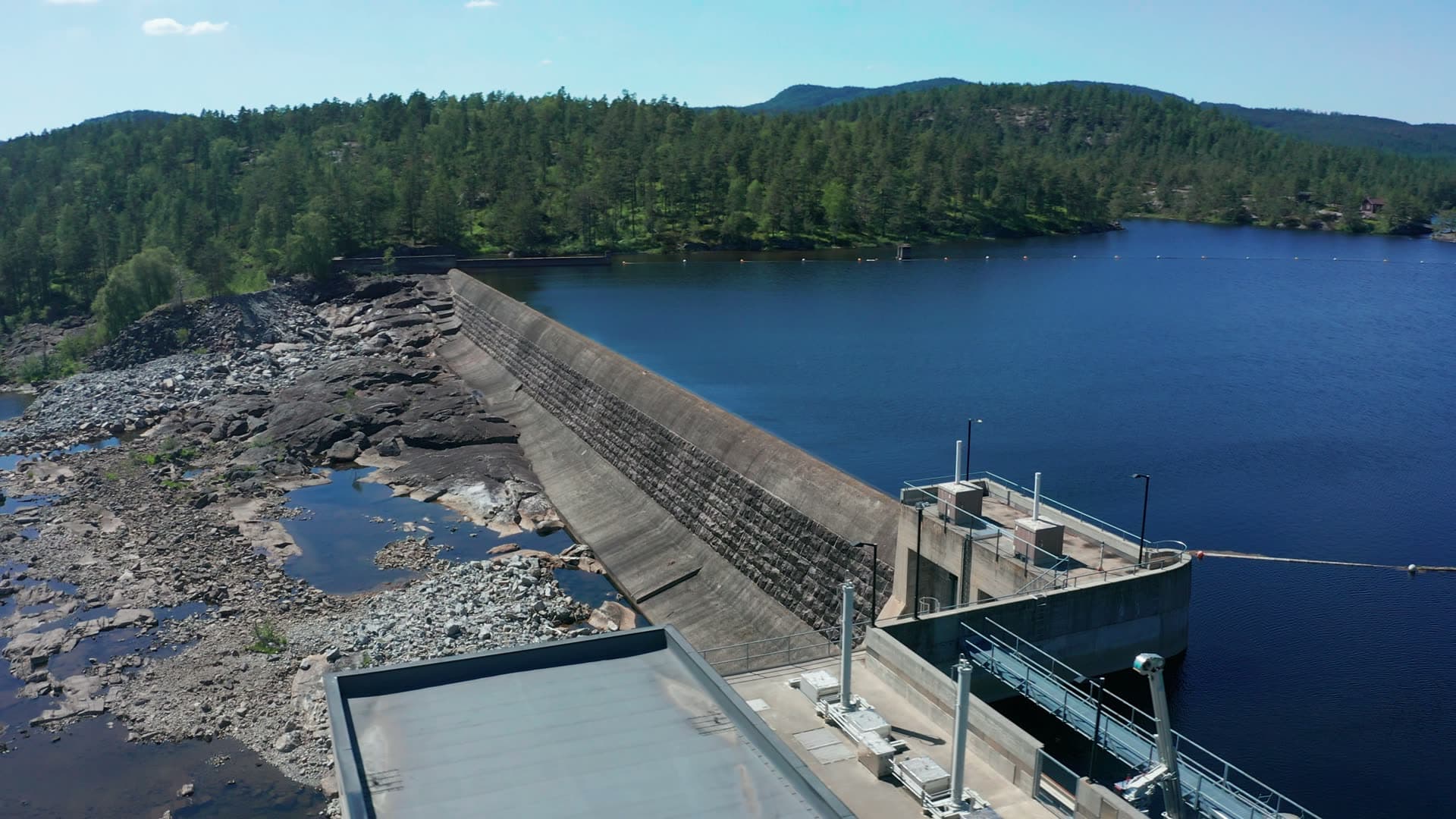 Concrete dam spillway and low reservoir, Bøylefoss, Norway
