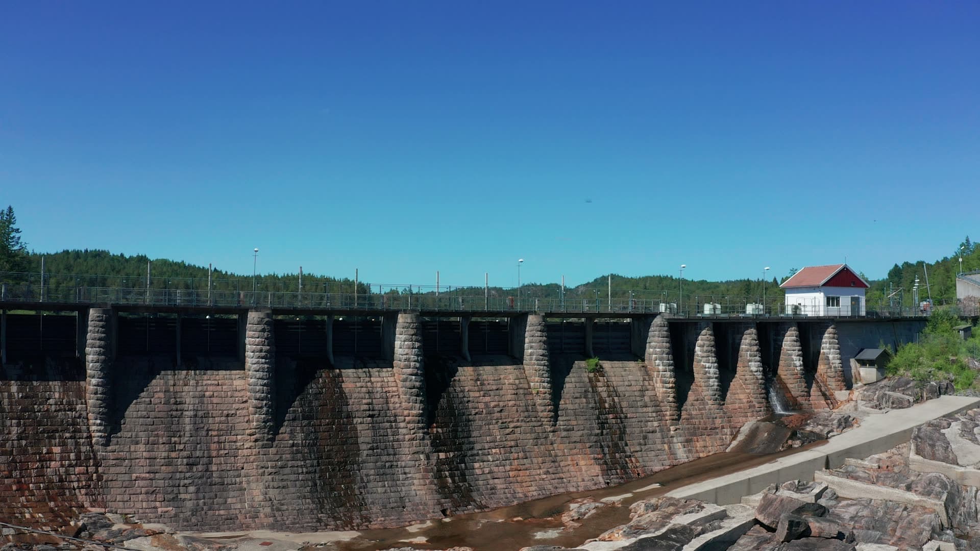 Stone buttress dam with dry spillway, Bøylefoss, Norway
