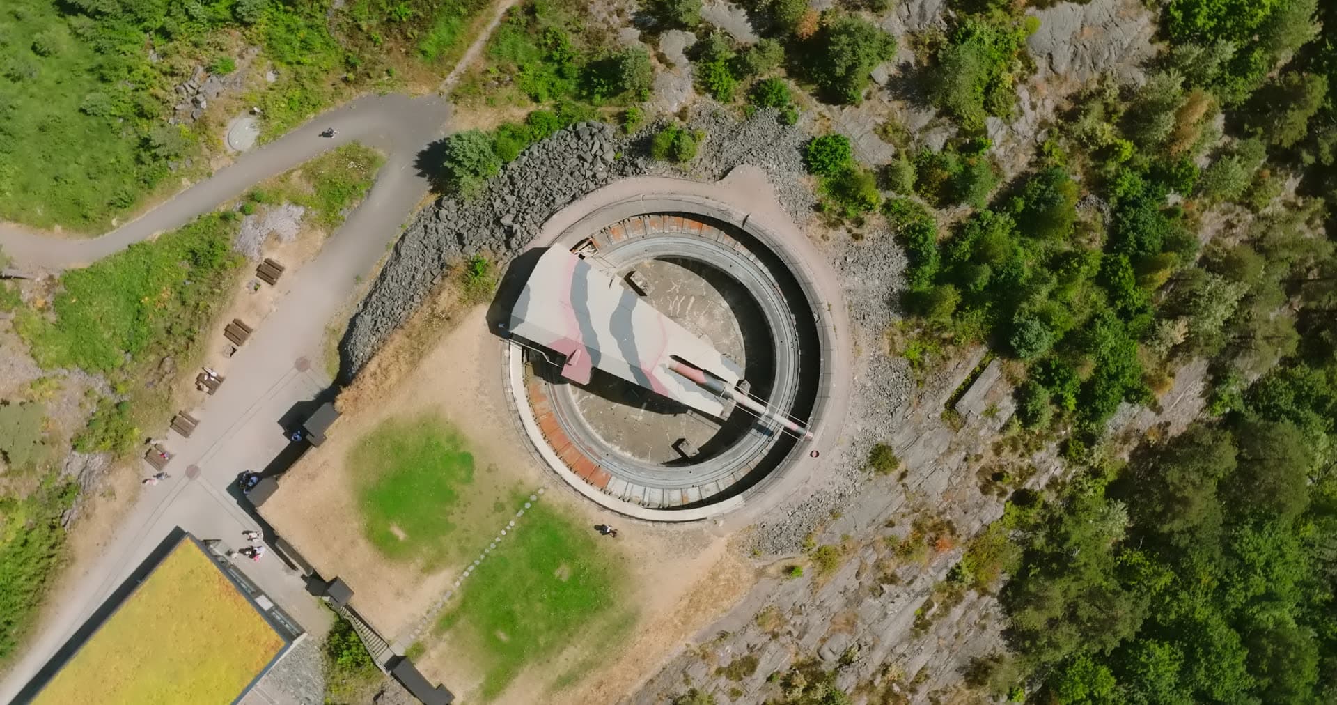 Gun barrel over the ring wall and lawn, Møvik, Norway
